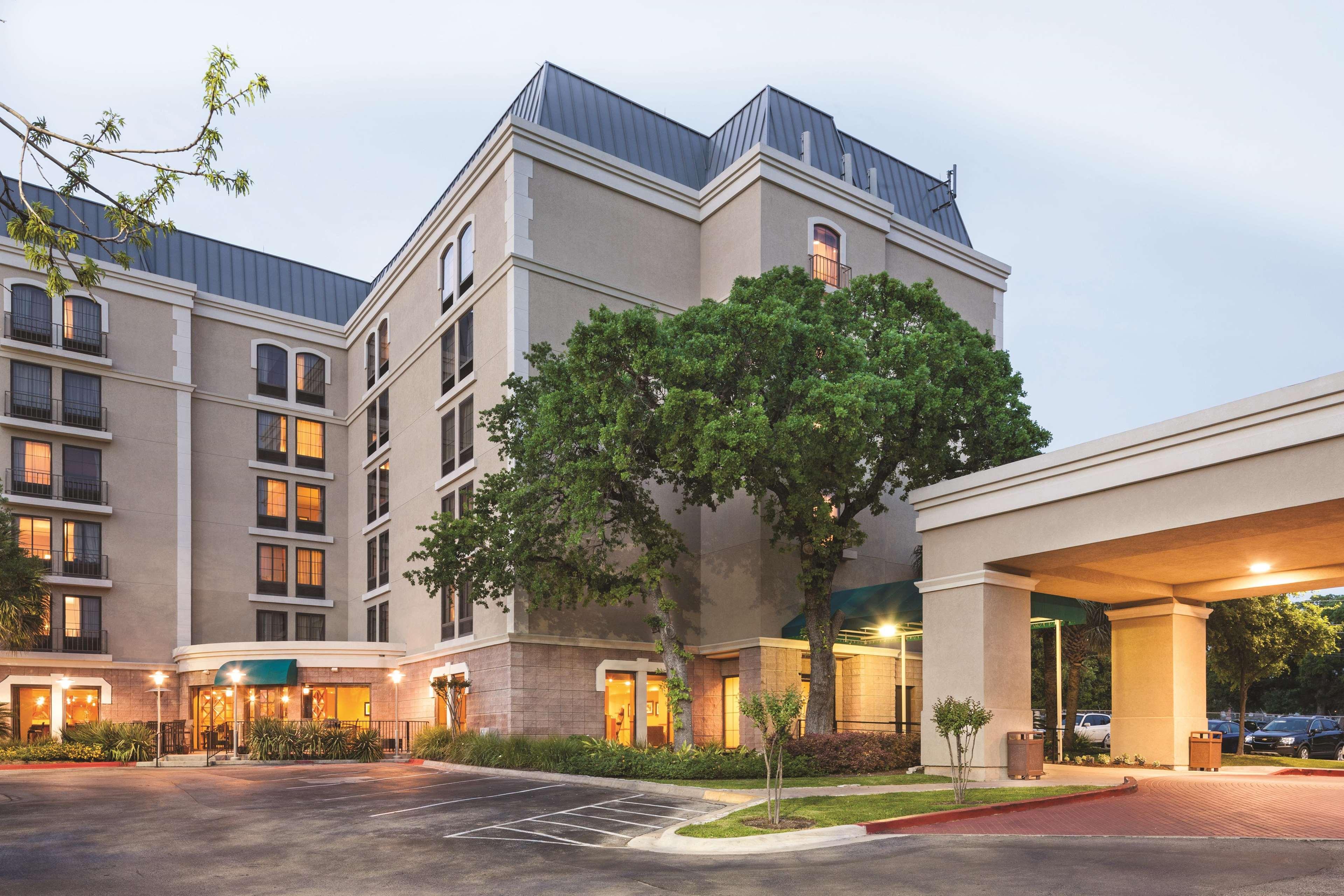 Doubletree By Hilton Austin-University Area Экстерьер фото