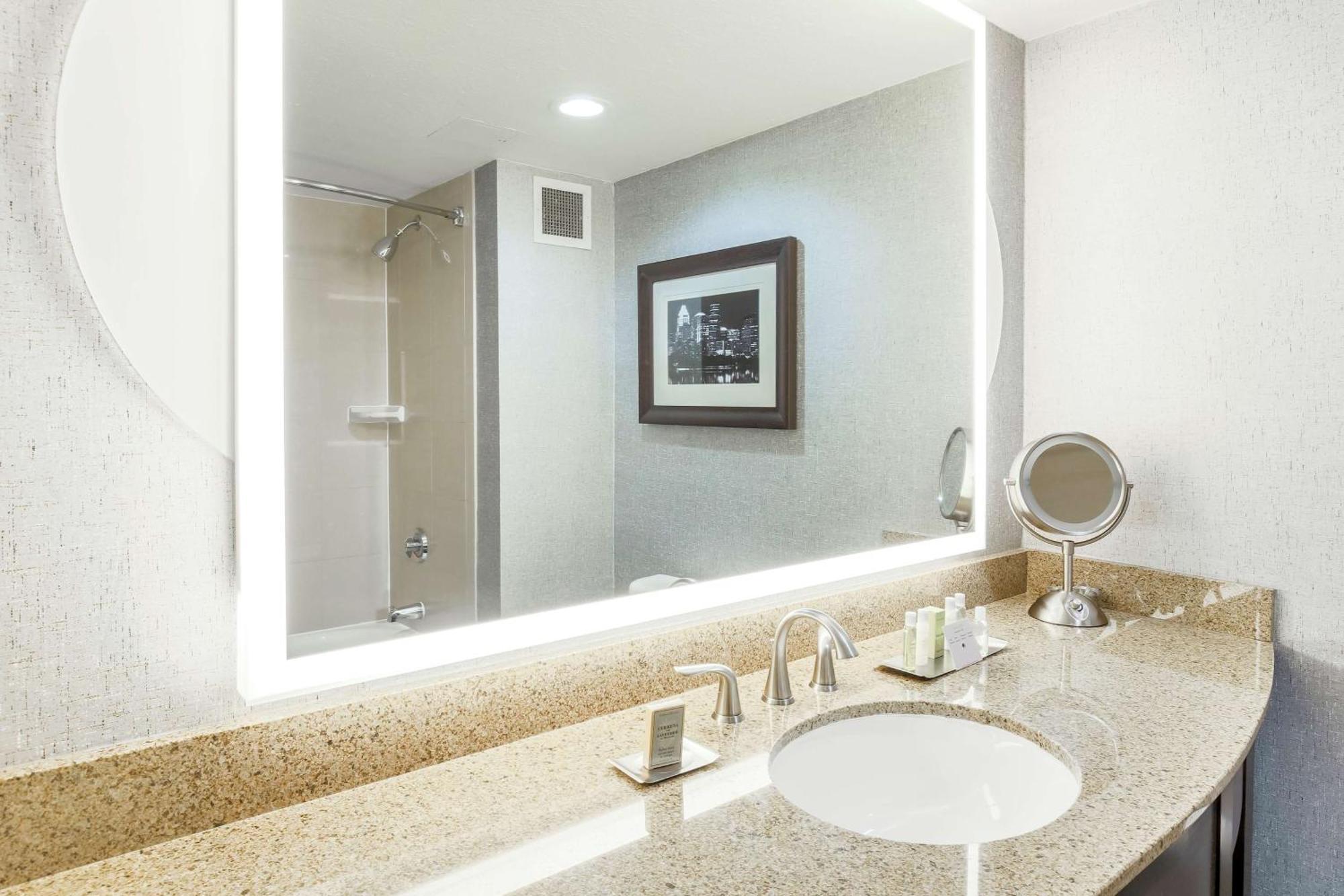 Doubletree By Hilton Austin-University Area Экстерьер фото