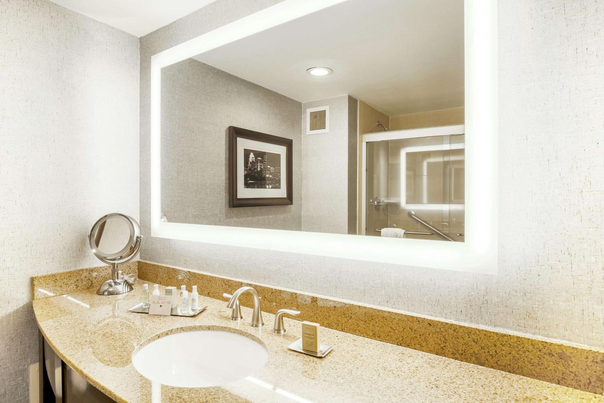 Doubletree By Hilton Austin-University Area Экстерьер фото