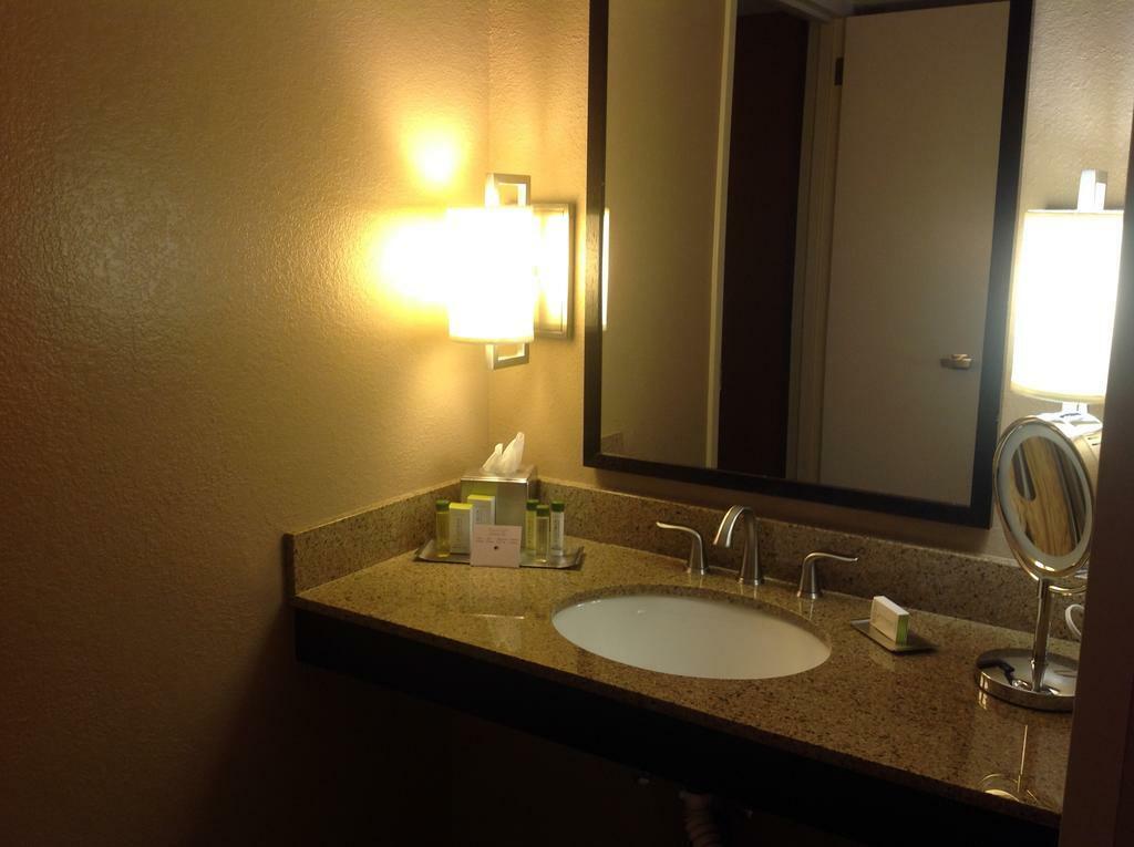 Doubletree By Hilton Austin-University Area Экстерьер фото